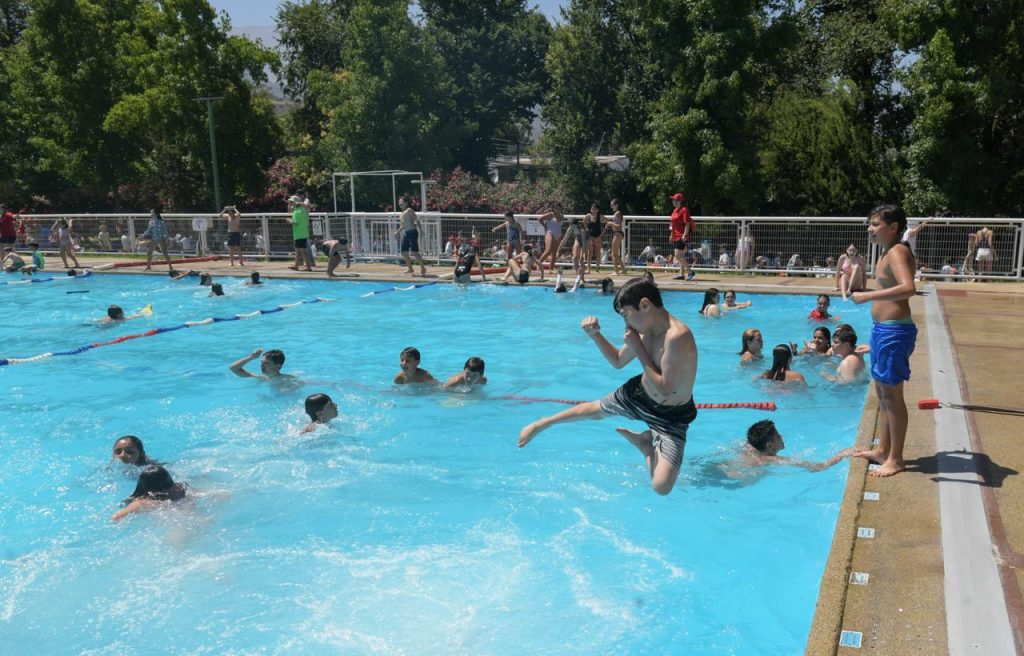 La piscina estará abierta excepcionalmente durante marzo los fines de semana para que más familias puedan disfrutar.